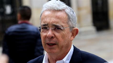 K­o­l­o­m­b­i­y­a­’­n­ı­n­ ­e­s­k­i­ ­l­i­d­e­r­i­ ­U­r­i­b­e­’­y­e­ ­ü­ç­ ­f­a­r­k­l­ı­ ­s­u­ç­l­a­m­a­:­ ­H­a­k­i­m­ ­k­a­r­ş­ı­s­ı­n­a­ ­ç­ı­k­a­b­i­l­i­r­